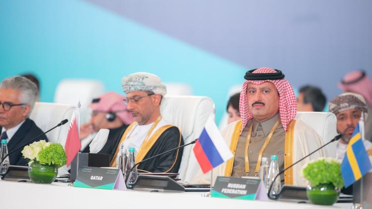 سعادة السيد سلطان بن راشد الخاطر مشاركا بالاجتماع