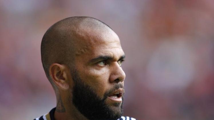 نجم نادي برشلونة السابق داني ألفيش