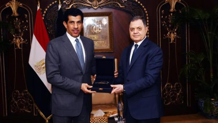 جانب من تسليم الرسالة الخطية