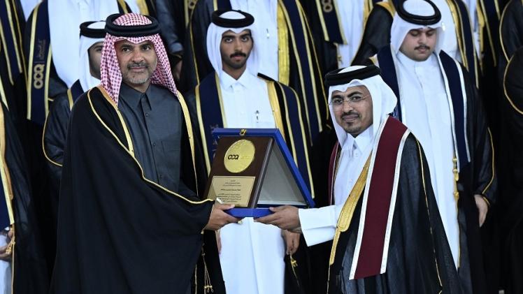 تكريم معالي الشيخ خالد بن خليفة بن عبدالعزيز آل ثاني لإحدى الخريجين