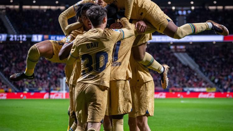 فريق برشلونة يحتفل بهدف الفوز