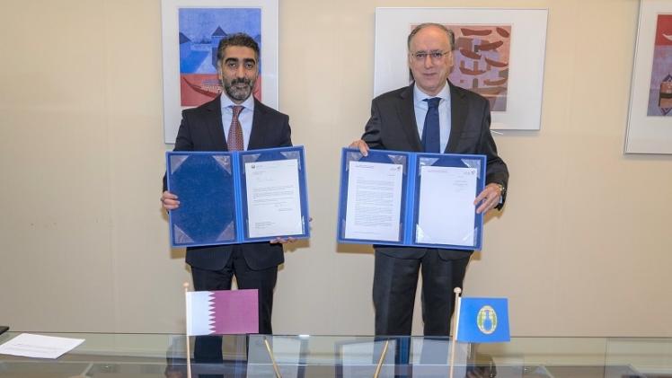 جانب من توقيع المساهمة القطرية