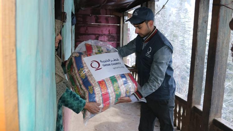 جانب من تقديم المساعدات