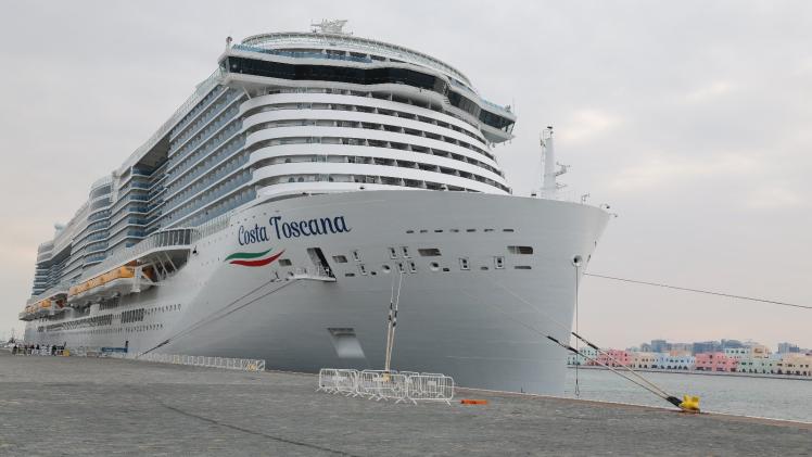 الباخرة السياحية الإيطالية "كوستا توسكانا"