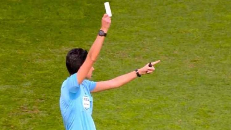 لحظة إشهار البطاقة البيضاء