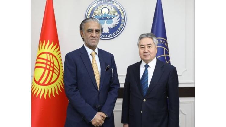 على هامش الاجتماع