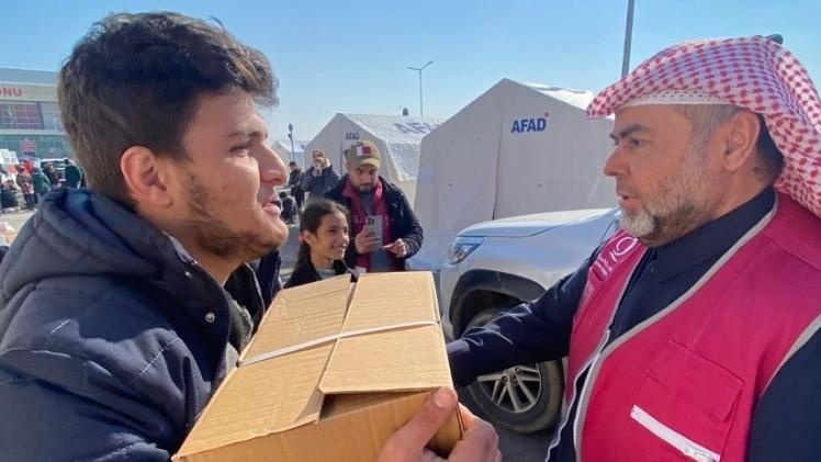 جانب من تقديم المساعدات