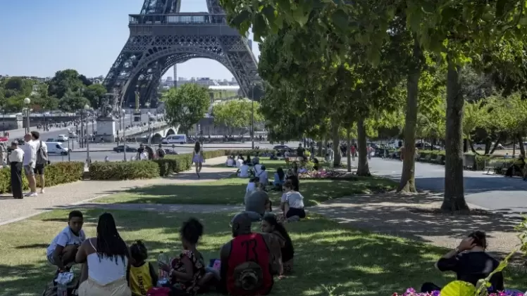 حديقة مطلة على برج إيفل في باريس