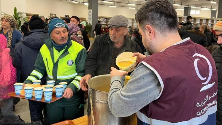 جانب من تقديم المساعدات