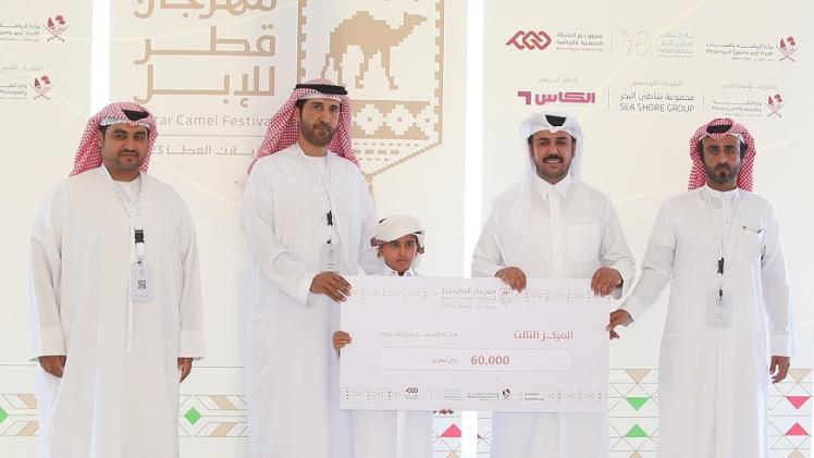 جانب من توزيع الجوائز