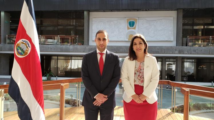 على هامش الاجتماع