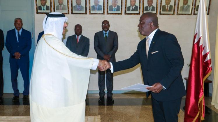 خلال تسليم أوراق الإعتماد