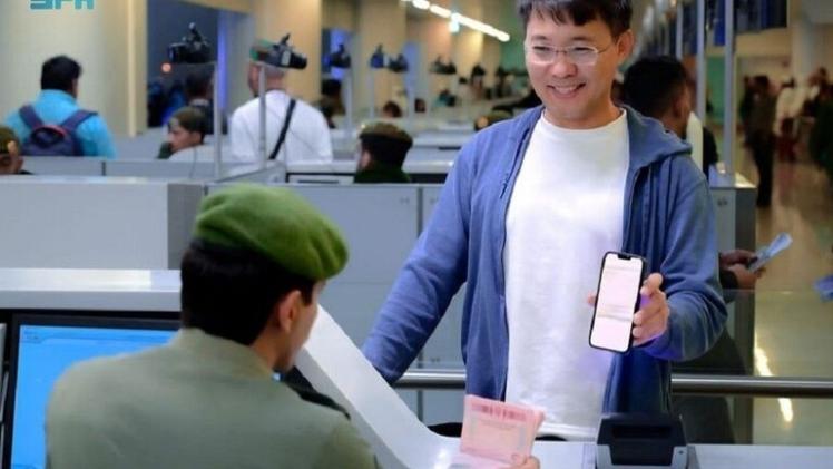 لحظة وصول سائح إلى السعودية