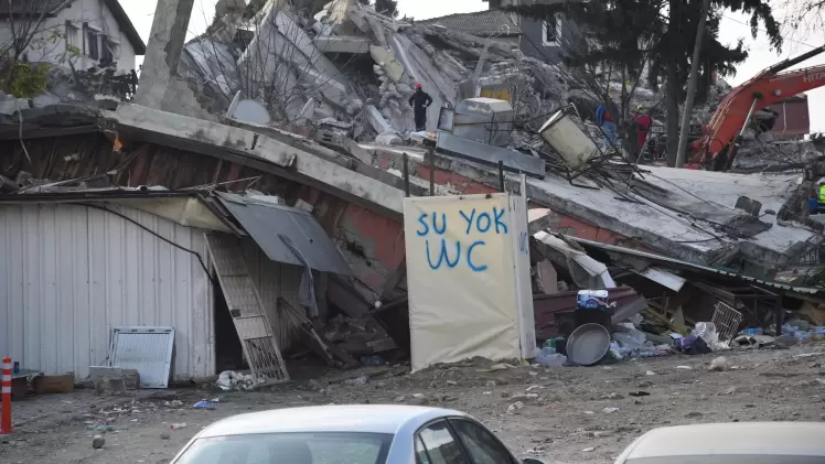 آثار الزلزال المُدمر في تركيا