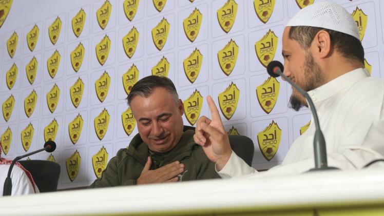 مدرب نادي أحد ينطق الشهادتين