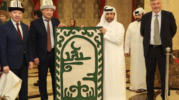 الدكتور خالد بن إبراهيم السليطي مدير عام "كتارا" وسعادة السيد جينكيز أشيمبيكوف سفير جمهورية قيرغيزستان