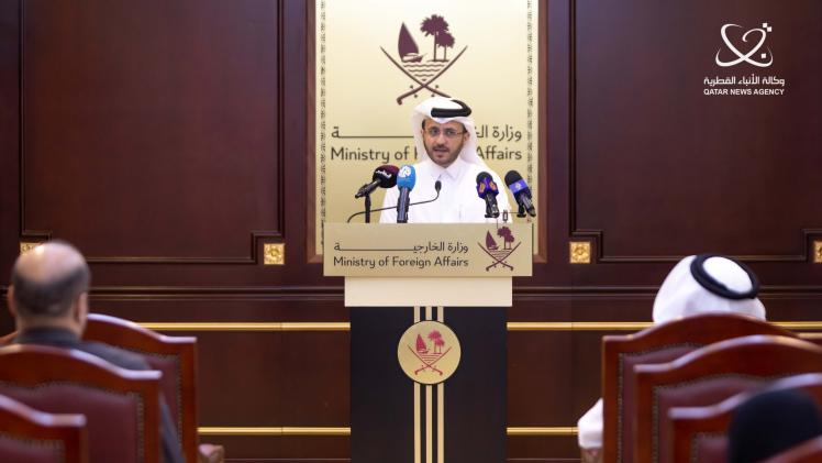 الدكتور ماجد الأنصاري خلال الإحاطة الإعلامية للخارجية