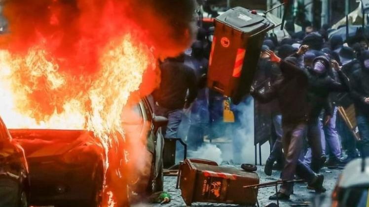 جانب من أحداث الشغب قبل مباراة نابولي وآينتراخت فرانكفورت