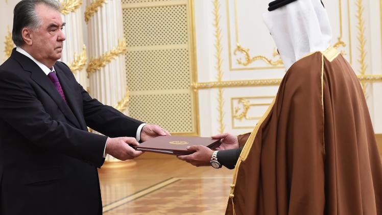 خلال تسليم أوراق الإعتماد