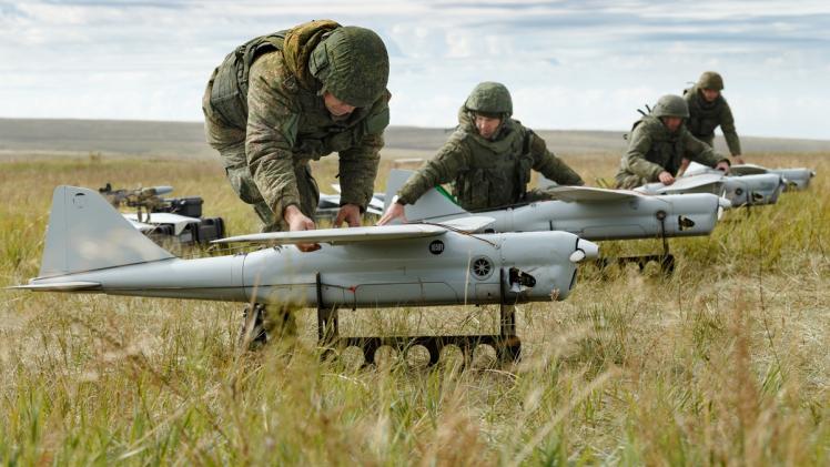 مسيرات وإلى جوارها عناصر من الجيش الروسي - أرشيفية