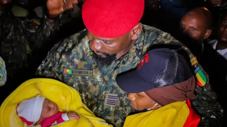 رئيس المجلس العسكري الحاكم في غينيا مامادي دومبويا يستقبل مواطنيه لدى عودتهم من تونس