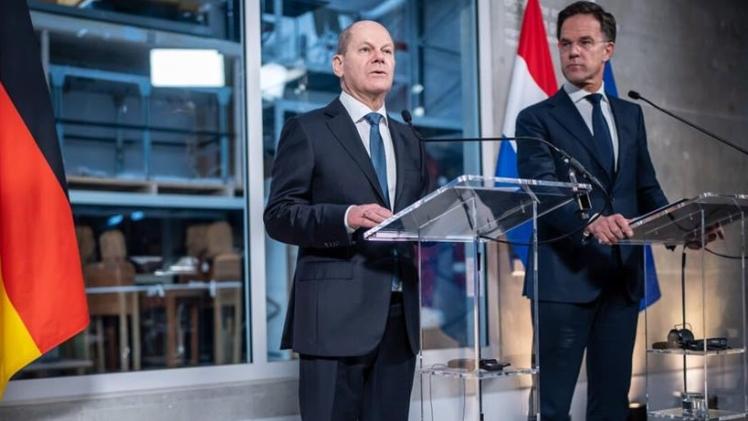 أولاف شولتس المستشار الألماني مع مارك روته رئيس الوزراء الهولندي