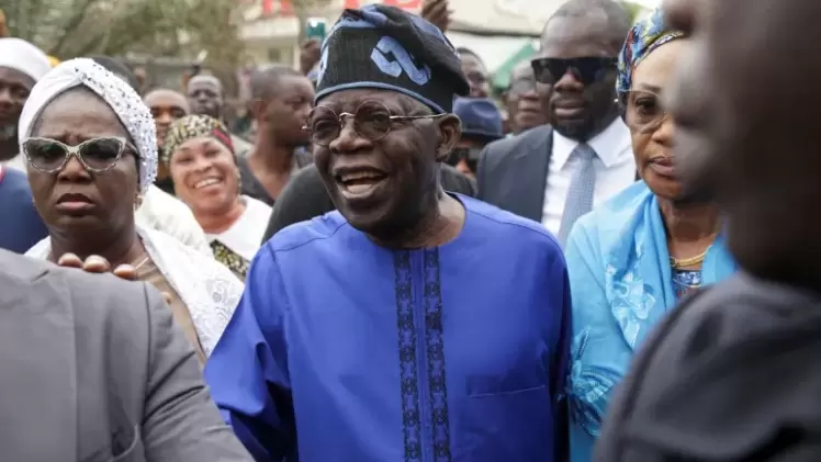 مرشح الحزب الحاكم أحمد بولا تينوبو بين أنصاره