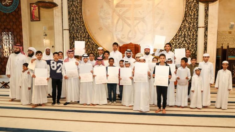 صورة جماعية للأطفال المكرمين والفائزين بجوائز المسابقة