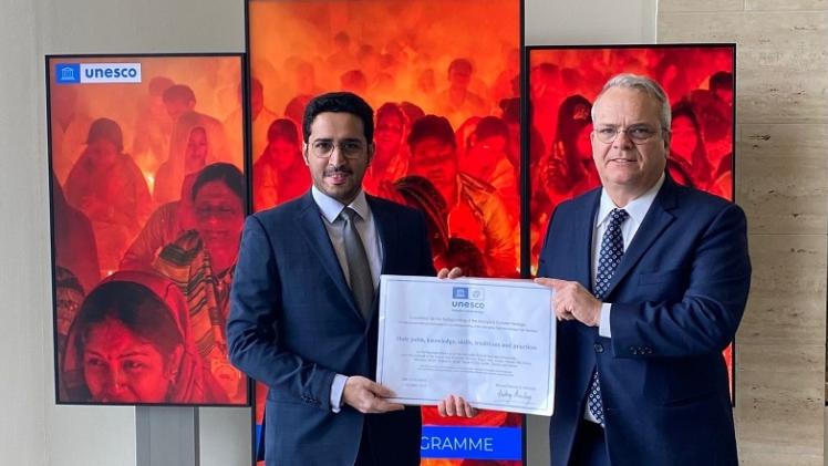 سعادة الدكتور ناصر بن حمد الحنزاب يتسلم الشهادة