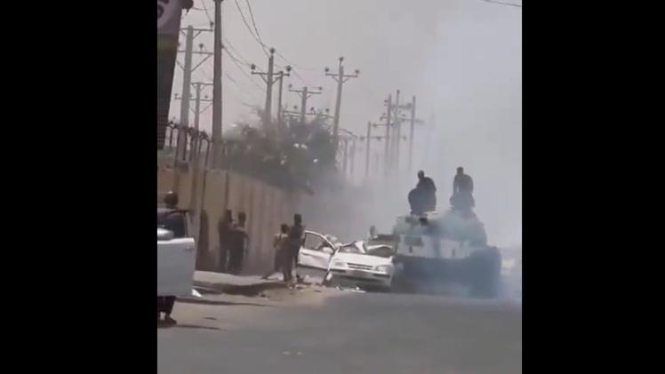 دبابة تابعة للجيش السودان اصطدمت بالسيارة المدنية