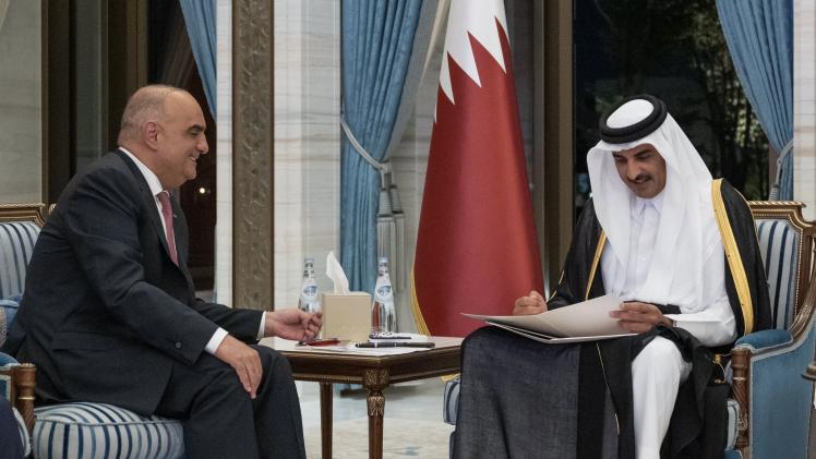 حضرة صاحب السمو الشيخ تميم بن حمد آل ثاني أمير البلاد المفدى يتسلم الرسالة من ملك الأردن