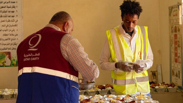 جانب من تقديم المساعدات