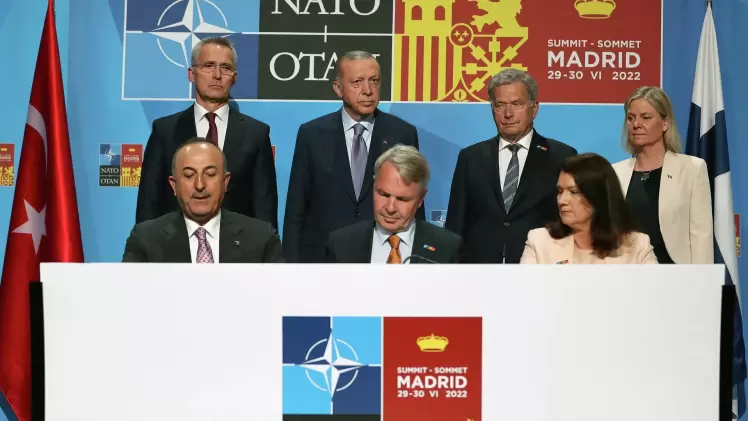 أردوغان خلال توقيع طلب فنلندا