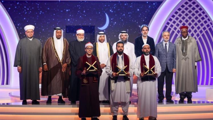 صورة جماعية عقب تكريم الفائزين