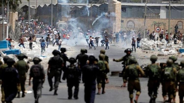 اندلاع المواجهات بين قوات الاحتلال والفلسطينيين