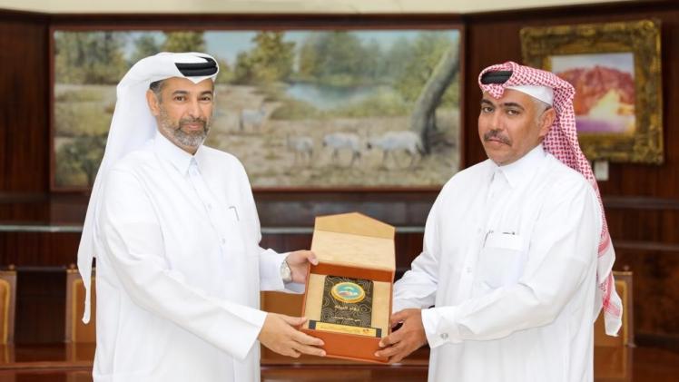 سعادة الشيخ الدكتور فالح بن ناصر بن أحمد بن علي آل ثاني وزير البيئة والتغير المناخي يكرم رائد بيئي