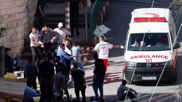 مسعفون ينقلون مصابا برصاص قوات الاحتلال