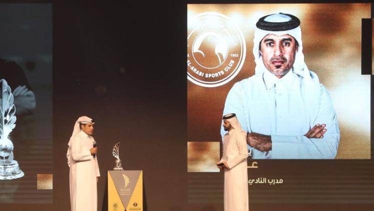 يونس علي يتسلم جائزة أفضل مدرب