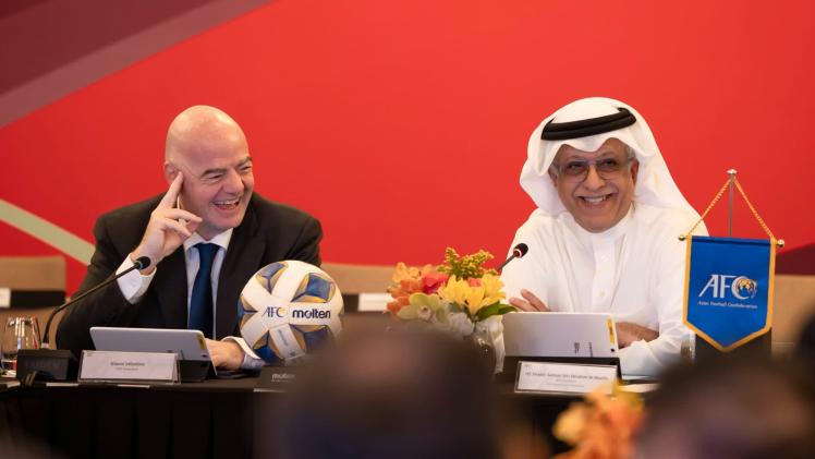 رئيس الاتحاد الآسيوي لكرة القدم بجانب رئيس الفيفا