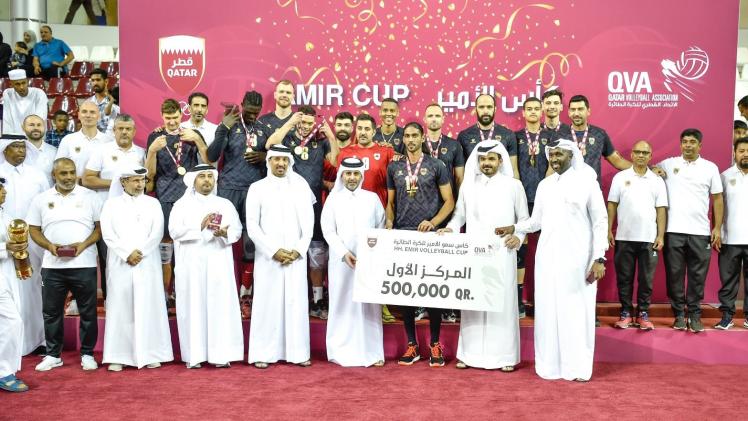 سعادة الشيخ جوعان بن حمد آل ثاني رئيس اللجنة الأولمبية القطرية يتوج فريق الريان