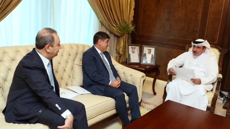 سعادة وزير المواصلات خلال استلامه الرسالة من السفير التركي