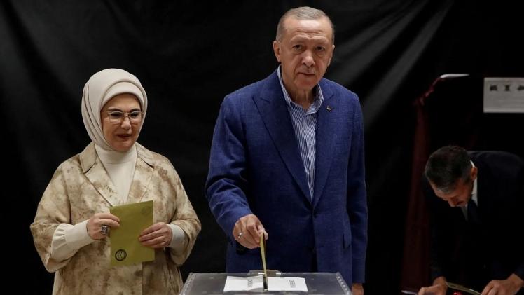 أردوغان وحرمه يدليان بصوتهما في الانتخابات التركية