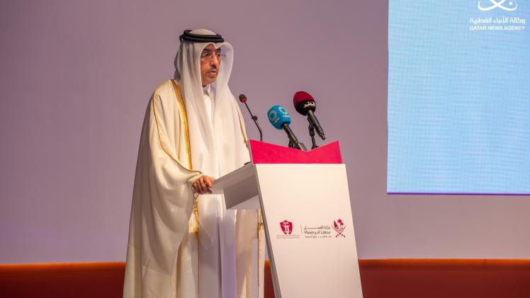 سعادة الدكتور علي بن صميخ المري وزير العمل