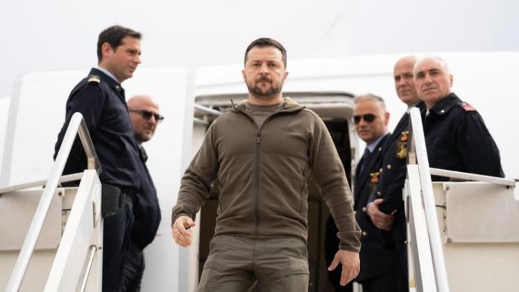 زيلينسكي ينزل من الطائرة لدى وصوله روما