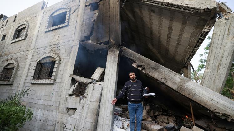 حطام منزل فلسطيني جراء غارة إسرائيلية على دير البلج وسط غزة