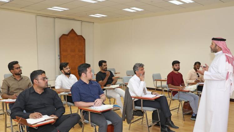 جانب من إحدى محاضرات الدورة التعليمية