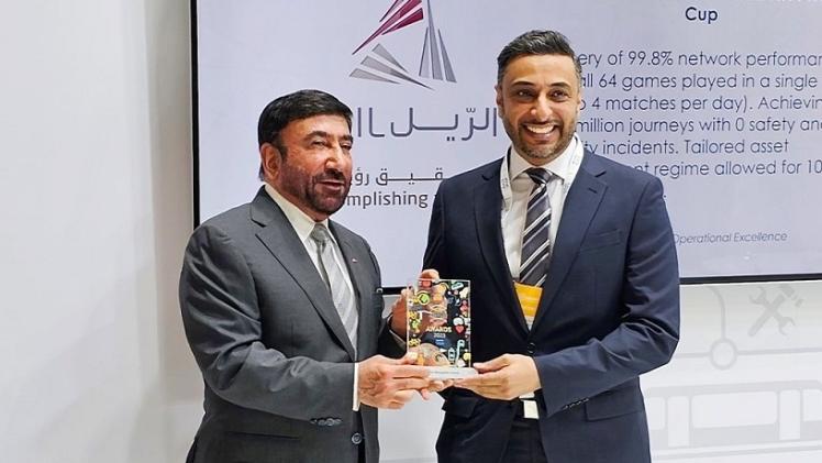 جانب من تسليم الجائزة