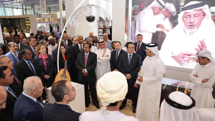 سعادة الشيخ عبدالرحمن بن حمد آل ثاني وزير الثقافة خلال زيارته لمعرض الكتاب