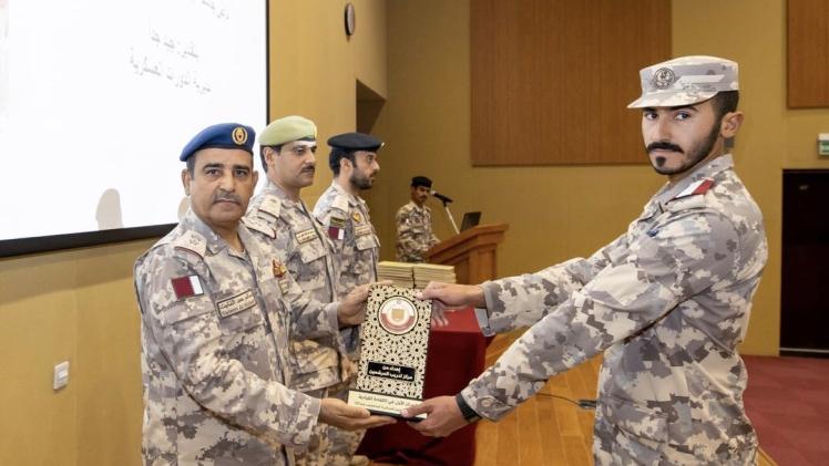 سعادة رئيس الأركان خلال تكريم الخريجين