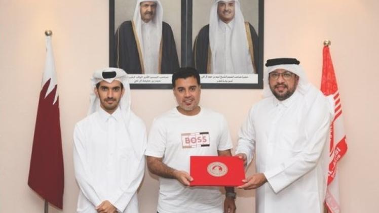 يونس علي بعد تجديد تعاقده مع النادي العربي